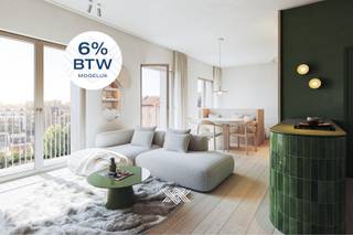 <strong>LANCERING NIEUWE FASE VAN LIV DE MOLENS</strong><br /><br />Er staat slechts een beperkt aanbod online, het volledige aanbod kunt u bij Landbergh terugvinden. <br /><br />Deze goed ingedeelde studio van 59 m² ligt op het eerste verdiep in residentie Lys en beschikt over een inkomhal met plaats voor een vestiairekast, een ruime en lichtrijke eet- en leefruimte met slaapruimte, een open keuken, een afzonderlijk toilet, een praktische bergruimte en een badkamer voorzien van een wastafel, inloopdouche en toilet. Daarnaast heeft de studio ook een zuidwestelijk georiënteerd terras van 8 m². Er is een mogelijkheid om nog een ondergrondse berging en staanplaats mee aan te kopen. Het appartement is gelegen in de derde fase van Liv de Molens, een succesvol residentieel nieuwbouwproject langs de Leie in het hart van Deinze. De Noorse architect, Reiulf Ramstad, ontwierp een uitzonderlijk project met veel aandacht voor de zichten en lichten en dit langs het water, omringd door groen.<br /><br />Liv De Molens noemen we een ‘vijf-minutenstad’, waar alles wat u nodig heeft, op slechts vijf minuten wandelen ligt. De projectsite van maar liefst 2,2 hectare biedt een dynamische mix van wonen, handel, horeca, sport en recreatie en dit met een groene corridor als verbindende factor.<br /><br />Verlaagd BTW-tarief van 6% mogelijk op de volledige constructiewaarde.<br /><br />Benieuwd? guillian@landbergh.be of 09 278 78 79