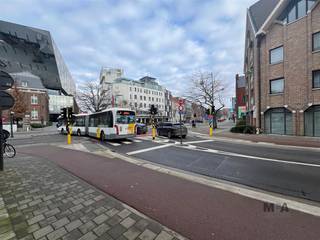 Verkoop wegens verhuis.  Gelijkvloerse kantoorruimte gelegen in een gebouwencomplex.  Indeling gelijkvloers: 3 open ruimtes, tesamen 232 m²...