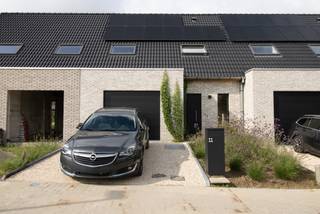 Energiezuinige nieuwbouwwoning in rustige buurt te Ingooigem

Deze sleutel-op-de-deurwoning biedt modern wooncomfort op een rustige, kindvriendelijke locatie in de Lindendries. 
De woning omvat een inpandige garage, inkomhal met toilet en een ruime leefruimte met open keuken en grote raampartij naar de tuin.
Boven bevinden zich drie slaapkamers en een volledig uitgeruste badkamer met inloopdouche, bad, lavabomeubel en hangtoilet. 

Buiten zijn oprit, terras en afsluiting inbegrepen.

De woning is bijzonder energiezuinig dankzij 14 zonnepanelen, vloerverwarming, ventilatiesysteem, en een regenwaterput van 10.000 L, met een E-peil tot maximum 19. 
Mogelijkheid tot plaatsing van warmtepomp. Met mogelijkheid inspraak materialen.

(Foto's modelwoning) 

Afspraak via emiel@immobeguin.be