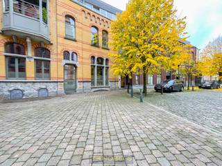 Dit aangenaam appartement nabij het Koning Boudewijnpark in Ronse geniet van een uitstekende ligging. U bevindt zich op wandelafstand van de Grote Markt, met haar gezellige cafés, restaurants, winkels en openbaar vervoer.<br /><br />Het appartement is goed onderhouden en bevindt zich op de tweede verdieping van een rustige residentie met lift.<br />De indeling bestaat uit een gezellige woonkamer met open, volledig ingerichte keuken, 1 slaapkamer, een praktische berging, een badkamer met inloopdouche en een zonnig terras waar u heerlijk kunt ontspannen.<br /><br />Een extra troef: zowel de autostaanplaats als de syndickosten zijn inbegrepen in de huurprijs.<br /><br />Adres: Kerkplein 16 bus 201 – 9600 Ronse<br />Beschikbaar vanaf: 1 februari 2026<br />Huurprijs: €750/maand (autostaanplaats en syndickosten inbegrepen)<br />EPC: 71 kWh/m²/jaar