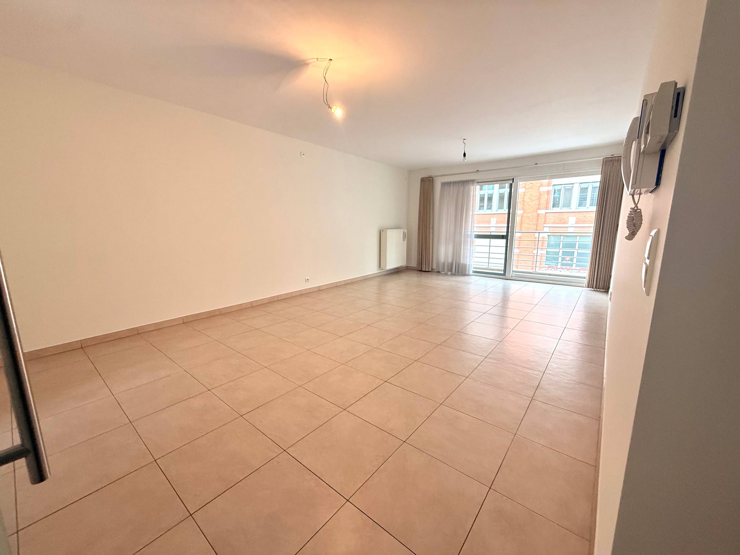 Ruim 2 slaapkamer appartement te huur met garage. - foto 4
