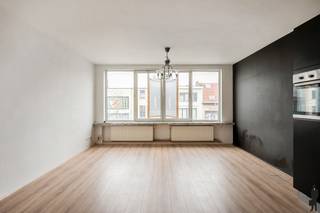 Instapklaar 1-slaapkamer appartement op centrale locatie! <br /><br />Dit appartement geniet van een uiterst centrale ligging waarbij openbaar vervoer, winkels, horeca en scholen zich op wandelafstand bevinden. <br />Het gebouw is goed onderhouden en voorziet geen grote kosten meer.<br />Ideale investering met een rendement van 6,08% of als starterswoning om in te trekken.<br /><br />Indeling:<br />- Inkomhal<br />- Lichtrijke leefruimte<br />- Functionele keuken <br />- Slaapkamer<br />- Badkamer met ligbad/douche, wastafel en wc<br />- Berging met technische voorzieningen en aansluiting voor was en droog<br /><br />Bijzonderheden:<br />- Wandelafstand van het mooie Bouckenborghpark<br />- EPC B<br />- Elektriciteit conform<br />- Asbestveilig<br />- €75 kosten/maand