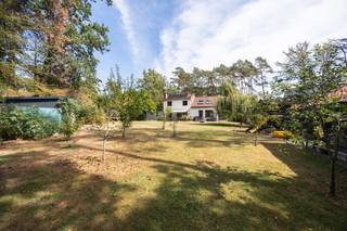 Voor verdere info of een vrijblijvende waardebepaling van uw eigendom: nessim@homixx.be of 03 653 11 96<br /><br />Bij Homixx Vastgoed stellen we u met trots deze mooie en uiterst gezellige open bebouwing voor, gelegen op een absolute toplocatie in een rustige straat. Deze woning combineert comfort, een zeer praktische indeling en een aangename sfeer waarnaar u op zoek bent. <br /><br />Bij het betreden van de woning komt u binnen in een uitnodigende inkomhal. De lichtrijke leefruimte vormt het hart van de woning en sluit mooi aan op de volledig geïnstalleerde keuken. Aansluitend aan de keuken bevindt zich een heel praktische berging en wasplaats, wat het dagelijks comfort extra versterkt. <br /><br />Het nachtgedeelte beschikt over in totaal vier volwaardige slaapkamers en twee badkamers. Elke badkamer is uitgerust met een comfortabele douche, wat ideaal is voor het hele gezin. Daarnaast heeft u via een uitschuifbare trap toegang tot de zolderverdieping, de perfecte plek voor extra opbergruimte. <br /><br />Buiten geniet u in alle rust van de mooi aangelegde tuin en het gezellige terras. Dankzij de westelijke oriëntatie kan u hier van 's namiddags tot laat in de avond heerlijk ontspannen in de zon. Aan parkeergelegenheid is er ook geen gebrek: op het eigen terrein zijn er maar liefst vier buitenparkings voorzien voor uw wagens en bezoekers.<br /><br />Kortom, en fantastische opportuniteit om te wonen op een gewilde, rustige plek omringd door alle comfort.