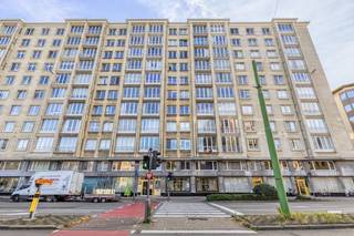 Ontdek dit goed onderhouden 2 slaapkamer appartement, ideaal gelegen in een rustige en toch centrale buurt. Op wandelafstand bevindt zich het koning Albertpark en Harmoniepark. <br />Het appartement biedt een praktische indeling, perfect voor starters, koppels of investeerders.<br />Bij binnenkomst betreedt u een ruime inkomhal met afzonderlijk gastentoilet. De lichtrijke leefruimte met grote ramen biedt een aangename sfeer. <br /><br />De gesloten keuken is uitgerust met toestellen en biedt voldoende kastruimte. <br />De slaapkamers zijn ruim en rustig gelegen, en geven beide rechtstreeks toegang tot het zonnig terras met uitzicht op groen, ideaal voor ontspanning of een gezellig ontbijt in de buitenlucht. Ook geven deze een directe toegang tot de badkamer, voorzien van een ligbad, lavabo en aansluiting voor een wasmachine.<br />Het appartement beschikt verder over dubbele beglazing, energiezuinige verwarming en een praktische indeling die optimaal gebruik maakt van de beschikbare ruimte.<br /><br />Pluspunten:<br />Ruim en lichtrijk appartement<br />Zonnig privéterras<br />Afzonderlijk toilet<br />Gerenoveerde badkamer<br />Energiezuinig<br />Centrale, doch rustige ligging<br />Ideaal voor wie centraal en modern wil wonen met alle voorzieningen binnen handbereik. <br /> 