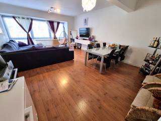 Ruim, instapklaar appartement van 97m² gelegen aan het Stationsplein te Geel. Topligging te centrum Geel vlakbij station, bus, scholen en winkels. Voldoende gratis parkeergelegenheid rondom het appartement.<br /><br />Het app is gelegen op het 1ste verdiep, bereikbaar via lift. Het app werd opgefrist in 2020: nieuwe vloerbekleding, elektriciteit conform gesteld, nieuwe HR gasbrander, volledig geschilderd. Gunstige EPC score B.<br /><br />Het appartement heeft een inkomhal met vestiaire kast en gastentoilet. Zeer grote woonkamer en keuken met beiden uitzicht op het open Stationsplein. Badkamer voorzien van ligbad, lavabo en ruimte voor plaatsing wasmachine en droogkast. Twee slaapkamers gelegen aan de achterzijde van het appartement met aansluitend een leuk zonnig terras voor zomerse avonden. <br /><br />Bij het appartement is inbegrepen een ruime private kelderberging en een gemeenschappelijke fietsenberging en vuilnisberging.  <br /><br />Het appartement is ideaal om zelf te bewonen of als investeringseigendom. <br /><br />Contacteer Dupont Vastgoed voor meer inlichtingen op 015 15 15 15