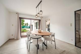 Volledig instapklare woning met 3 slaapkamers, zonnige tuin en uitweg langsachter.INDELING: Op het gelijkvloers bevindt er zich de inkom met traphal...