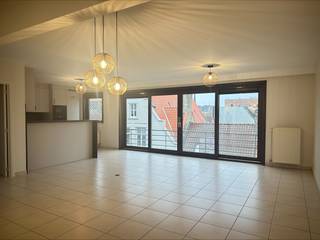 <p>Gerenoveerd appartement in de Zuidstraat, hartje centrum Veurne.</p>
<p>Dit appartement biedt een comfortabele indeling met twee slaapkamers en een badkamer, ideaal voor wie centraal wil wonen. Gelegen op wandelafstand van winkels, horeca en openbaar vervoer, geniet u van alle voordelen van het stadsleven. Het EPC-label B zorgt voor een energiezuinige woonervaring. De praktische berging en een goed uitgeruste keuken maken het geheel compleet.</p>
<p>ALLES IS GESCHILDERD</p>
<p>Belangrijkste ruimtes:<br />• Inkomhal met toegang tot de leefruimte<br />• Lichte woonkamer met aangename indeling<br />• Twee slaapkamers met doorlopend balkon<br />• Berging voor extra opslag + technische berging met aansluiting voor wasmachine..<br />• Keuken met functionele opstelling WORDT VOLLEDIG VERNIEUWD<br />• Badkamer met douche en bad. WORDT VOLLEDIG VERNIEUWD<br />• Apart toilet WORDT VOLLEDIG VERNIEUWD</p>
Troeven:
<p>• Centrale ligging in het historische centrum van Veurne<br />• Energiezuinig dankzij EPC-label B<br />• Praktische indeling met berging en aparte slaapkamers</p>
<p>Neem vandaag nog contact op met uw ERA-makelaar voor een bezoek.</p>
<p>AANMELDEN VIA DE ERA WEBSITE !!</p>
<p>JOUW DROOMAPPARTEMENT. ZO GEVONDEN!</p>