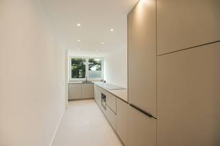 Maak snel uw afspraak via Anne De Block- OC Vastgoed: 0471 38 00 36 of anne@ocvastgoed.be<br /><br />Dit ruim, lichtrijk appartement (71m²) met twee slaapkamers bevindt zich in een rustige woonwijk te Deurne in een kleinschalig appartementsgebouw. Belangrijke invalswegen, winkels en scholen op wandelafstand. <br /><br />Indeling - appartement op eerste verdieping:<br />- Lichtrijke leef- en eetruimte met grote raampartijn 25m²<br />- Keuken voorzien van alle toestellen <br />- Twee slaapkamers (14m² /5,5m²)<br />- Moderne badkamer voorzien van inloopdouche en dubbele lavabo <br /><br />Twee private kelderbergingen.<br />Parkeerplaats in de straat. <br /><br />Technische gegevens:<br />Conforme elektriciteit, dubbele beglazing en energiezuinig.<br /><br />Bent u op zoek naar een instapklaar appartement in Deurne of een interessante investering? Kom dan zeker langs, dit is de eerste bewoning na renovatie ! <br /><strong>BEZOEKDAG ZATERDAG 6 JUNI, NA AFSPRAAK! </strong><br /><br />EPC 180 (energielabel B) - energiezuinig / Bewoonbare oppervlakte volgens het EPC attest zonder terrassen: 71m²<br />m²  <br />Stedenbouwkundige inlichtingen aangevraagd op 31/05/2026<br />Geen overstromingsgevoelig gebied: P-score: A, G-score: A<br />Geen renovatieverplichting! 