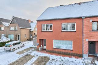 Halfopen bebouwing met tal van mogelijkheden op toplocatie in ZonhovenOp de Houthalenseweg 78 te Zonhoven vinden we deze halfopen bebouwing met een...