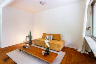 Dit instapklaar appartement is gelegen op de benedenverdieping van een zeer verzorgd en residentieel gebouw aan de Borsbeeksebrug. Dankzij de groene omgeving en de vlotte bereikbaarheid naar het centrum van Antwerpen, geniet je hier van het beste van twee werelden: rust en toch nabijheid van winkels, openbaar vervoer, scholen en invalswegen.<br />Je betreedt het appartement via de ruime inkomhal met ingemaakte vestiairekasten. Vervolgens kom je in de zeer ruime en lichtrijke leef- en eetkamer op mooie parketvloer, die onmiddellijk een gevoel van ruimte en warmte creëert. Vanuit deze leefruimte heb je toegang tot het aangename terras, waar je volledig uitkijkt op groen — ideaal om in alle rust te ontspannen.<br />De volledig ingerichte keuken is voorzien van voldoende kasten en alle nodige toestellen. Aansluitend aan de keuken bevindt zich een praktische berging.<br />Verder beschikt het appartement over twee volwaardige slaapkamers en een verzorgde badkamer uitgerust met een dubbele lavabo met meubel en een ligbad. Het aparte toilet bevindt zich eveneens in de hal.<br />Tot slot is er nog een privatieve kelderberging aanwezig, wat extra opbergruimte biedt.<br />EPC: 291 kWh/m²<br />P- &amp; G-score: A<br />stedenbouwkundige inlichtingen in aanvraag