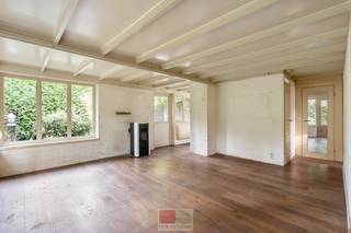Op te frissen bungalow, gelegen op het vakantiepark Sunclass Sonnevijver. Deze vakantiewoning beschikt over een stijlvolle keuken, een houten vloer en 1 slaapkamer met mogelijkheid tot eenvoudig een 2de toe te voegen. Gelegen op een leuk perceel, geniet u van een zonnige, zuidgerichte tuin met veel privacy. Dankzij de volledig gelijkvloerse indeling is deze vakantiewoning bovendien levensloopbestendig en biedt ze optimaal comfort, zowel nu als op latere leeftijd.<br /><br />Gelegen op een rustige, bosrijke locatie met volop ontspanningsmogelijkheden in de buurt, biedt deze woning alles voor wie houdt van natuur en buitenactiviteiten. Het Nationaal Park Hoge Kempen ligt om de hoek, met prachtige wandel- en fietsroutes door de natuur. Bovendien kun je in het Park Sonnevijver genieten van een privémeer met een exclusief strand, alleen toegankelijk voor de bewoners van deze woningen, ideaal voor zwemmen, SUPen, vissen of gewoon ontspannen aan het water. En dat alles op een steenworp van het bruisende Maastricht.<br /><br />BELANGRIJK: Permanente bewoning is niet mogelijk + een voorbehoud van financiering/opschortende voorwaarde financiering is niet mogelijk voor deze panden.<br /><br />Bezichtig deze woning ook digitaal en 'loop' zelf door de woning. Kijk daarvoor op onze website of via: <br />my.matterport.com/show/?m=sTFfTwWeXbR<br /><br />INDELING<br /><br />Gelijkvloers:<br /><br />- Keuken met carrier AC, 4 pit inductievuur met afzuigkap, RVS spoelbak, microgolf en koelkast;<br />- Pelletkachel (extraflame) als verwarming;<br />- Grote leefruimte met mogelijkheid gedeelte omvormen tot 2de slaapkamer;<br />- Badkamer (inclusief lichtkoepel) met inloopdouche, toilet en toiletkastje, lavabo met spiegelkast;<br />- Slaapkamer 1 met inbouwkasten;<br />- Houten vloer over de gehele vakantiewoning;<br />- Berging toegankelijk via achterdeur.<br /><br />Berging:<br /><br />- Aansluitingen aanwezig wasmachine;<br />- Tegelvloer;<br />- Elektrische boiler (Atlantic).<br /><br /> Tuin:<br /><br />- Zuidgerichte tuin met terras ca 12m² en 9m²;<br />- Veel privacy;<br />- Grotendeels omheind perceel<br /><br />BIJZONDERHEDEN: <br /><br />- Het deurtje aan de voorkant zou vervangen moeten worden;<br />- Momenteel is er vrij weinig verlichting in de vakantiewoning aanwezig, men moet verlichting opbouwen via stopcontacten. <br /><br />LET OP: Bekijkt u deze woning via Funda? Dan verwijzen wij u graag door naar onze eigen website om daar de verplichte documentatie bijhorende bij onroerend goed te raadplegen. <br /><br />BELANGRIJK: Permanente bewoning is niet mogelijk + een voorbehoud van financiering/opschortende voorwaarde financiering is niet mogelijk voor deze panden.<br />NL klant? Controleer even of u overwaarde kan opnemen van uw huidige woning, dan zou u deze overwaarde kunnen benutten worden voor deze aankoop.<br /><br />IDEM BELANGRIJK: Op de koopsom komt er een 12 % registratirechten, ook komt er een cumulatieve waarde van xxx% op de resterende erfpacht (circa 8603,85 EUR - onder voorbehoud van fouten, de notaris maakt de definitieve afrekening steeds!)<br /><br />IDEM BELANGRIJK: De vakantiewoning is erfpacht, de grond is erfpacht (deze loopt tot 2077)<br />Energieprestatie en binnenklimaat (EPB-EPC)<br />Certificaat beschikbaar: ja<br />EPC certificaatnummer: 20260921-0003959289-RES-1<br />Berekende energiescore : (kWh/m²): 730 kWh/m² jaar - F label<br />Het certificaat is geldig tot en met: 21-09-2036<br />Electrische installatie: ja - CONFORM<br /><br />Dit pand is onderworpen aan de renovatieverplichting van de Vlaamse overheid voor residentiële gebouwen (behoudens bij sloop binnen 6 jaar na de aankoop). Consulteer voor meer informatie de website van het Vlaams Energie- en Klimaatagentschap via https://www.vlaanderen.be/een-huis-of-appartement-kopen/renovatieverplichting-voor-residentiele-gebouwen<br /><br />Informatie stedenbouwkundige voorschriften:<br />Stedenbouwkundige vergunning: ja<br />Meest recente bestemming: recreatiegebieden<br />Dagvaarding uitgebracht: neen<br />VOORKOOPRECHT OP DIT GOED: geen<br />VERKAVELINGSVERGUNNING: neen<br />WATERGEVOELIG OPENRUIMTEGEBIED: neen<br />Maatregelenregister: geen maatregelen<br /><br />Overstromingsgevoelige gebieden: <br />Perceelscore of P-score : C<br />Gebouwenscore of G-score: A<br />Ligging in Signaalgebied: neen<br />Ligging in afgebakende oeverzone of afgebakend overstromingsgebied: neen<br /><br />A:geen overstroming gemodelleerd B: kleine kans op overstromingen onder klimaatverandering C: kleine kans op overstromingen D: middelgrote kans op overstromingen<br /><br />Beschermd erfgoed<br />GEINVENTARISEERD ERFGOED: neen <br />BESCHERMD ONROEREND ERFGOED: neen
