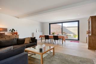 <p>Instapklare gezellige woning met 4 slaapkamers te koop in Zwevegem<br /><br />Deze volledig gerenoveerde woning beschikt over vier slaapkamers en twee badkamers en biedt een bewoonbare oppervlakte van ca. 360 m². Deze karaktervolle woning is instapklaar en combineert ruimte met hedendaags wooncomfort.<br /><br />De open keuken met keukeneiland sluit aan op een ruime en lichtrijke leefruimte. Via de keuken is er toegang tot een gezellige koer, terwijl de living uitgeeft op een zonnige tuin. Daarnaast beschikt de woning over een zeer ruime garage met uitweg.<br /><br />Het EPC-label B maakt dat de woning energiezuinig is en voldoet aan de huidige normen. De woning is gelegen in het centrum van Zwevegem, met een vlotte bereikbaarheid van scholen, winkels en openbaar vervoer.<br /><br />Indeling</p>

<ul><li>Gelijkvloers: ruime dubbele inkomhal, bureauruimte, apart gastentoilet met ruimte voor een vestiaire, open keuken met ingebouwde kasten en keukeneiland (voorzien van alle toestellen), aansluitend een grote wasplaats, lichtrijke living, zonnige tuin en ruime garage. </li><li>Eerste verdieping: drie slaapkamers, badkamer (douche, bad, dubbele lavabo) en apart toilet</li><li>Tweede verdieping: vierde slaapkamer met geïntegreerde badkamer (douche en dubbele lavabo)</li></ul>

<p>Troeven:</p>

<ul><li>Zeer ruime woning met grote bewoonbare oppervlakte</li><li>Karaktervol pand en volledig instapklaar </li><li>Centrale ligging nabij talrijke voorzieningen en invalswegen</li><li>Gunstig en energiezuinig EPC-label B</li><li>Vier slaapkamers en twee badkamers</li></ul>

<p>Wenst u graag meer te weten over deze woning of een bezoek ter plaatse, neem dan contact op met Sofie Bossuyt 0474222182</p>