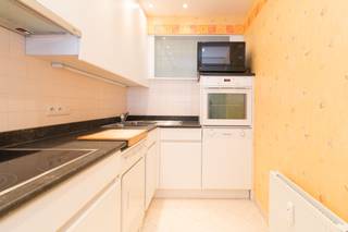 Op zoek naar een gezellige en volledig gemeubelde studio op een topligging aan zee? Deze aangename studio is gelegen op de dijk van Oostende, vlak aan het strand en op wandelafstand van winkels, horeca en het stadscentrum. De studio is ideaal voor wie comfortabel en zorgeloos aan de kust wil wonen. Bovendien is er een fietsenberging aanwezig, wat extra praktisch is voor wie graag met de fiets de kust verkent. De huurprijs bedraagt €850 per maand, aangevuld met een voorschot van €75 per maand voor de algemene onkosten, €30 per maand voorschot voor water en €50 per maand voorschot voor verwarming. De studio is beschikbaar vanaf 1 oktober 2026. Ben je geïnteresseerd in dit pand te huur in Oostende? Ga naar de website www.dermul.be, klik op het pand dat je wenst te huren. Via de knop "ik heb interesse" vragen we u kort een profiel in te vullen. Daarna nemen we contact op voor een bezoek. Telefonisch kunnen er geen afspraken gemaakt worden.