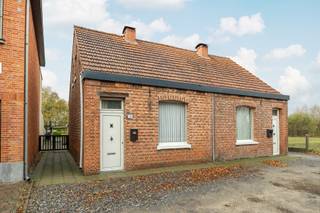 In Mol, vlakbij winkels, scholen en openbaar vervoer, ligt deze halfopen woning op een perceel met een aangename zuidwestoriëntatie. De straat is rustig maar vlot bereikbaar, waardoor dagelijks comfort en mobiliteit mooi samengaan.<br /><br />De woning biedt een logische indeling met op het gelijkvloers een leef- en eetruimte met toegang tot de eerste verdieping, aansluitend een keuken en een badkamer. Boven is er ruimte om twee volwaardige slaapkamers te creëren. Het perceel achteraan biedt volop kansen voor een tuin op maat. Parkeren kan eenvoudig vooraan aan de woning.<br /><br />Het pand heeft een EPC-label F (1207) en valt onder de renovatieverplichting. Dit pand is onderworpen aan de renovatieverplichting van de Vlaamse overheid voor residentiële gebouwen (behoudens bij sloop binnen 5 jaar na de aankoop). Consulteer voor meer informatie de website van het Vlaams Energie- en Klimaatagentschap via https://www.vlaanderen.be/een-huis-of-appartement-kopen/renovatieverplichting-voor-residentiele-gebouwen.<br /><br />Troeven<br /><br />Centrale ligging nabij voorzieningen<br /><br />Zuidwest georiënteerd perceel van 4a68ca<br /><br />Parkeergelegenheid op eigen terrein<br /><br />Volledige vrijheid in renovatiekeuzes