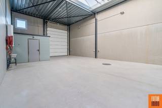 KMO-PARK StaKo bevindt zich langs de Staatsbaan te Kortemark, met een vlotte verbinding naar de E403 en de as Diksmuide-Torhout-Lichtervelde-Roeselare.<br /><br />De unit bestaat uit een gelijkvloerse verdieping (200 m²) en een teruggetrokken tweede verdieping (100 m²) met vaste trap. <br />Er is ook een aparte bureelruimte (3x3), doucheruimte met toilet en lavabo.<br /><br />AFWERKING : brandklasse C, geïsoleerd plat dak met rookkoepel en lichtstraat, gepolierde en gewapende betonvloer, geïsoleerde Silex betonnen wandpanelen, geïsoleerde automatische sectionale poort (3,50m x 4,50m) met afzonderlijke loopdeur, PVC schrijnwerk (incl. draai-kipramen) met dubbele beglazing, LED-verlichting, mogelijkheid tot elektrisch laden van voertuigen in de unit.<br /><br />NUTSVOORZIENINGEN : stads- en regenwater, elektriciteit 230V en drijfkracht 400V, internetaansluiting.<br /><br />PRIJS : excl. 21% BTW en jaarlijkse onroerende voorheffing.