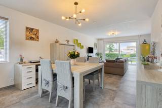 Cette maison mitoyenne élégante et moderne est située dans une impasse calme d'un quartier populaire de Roulers. Grâce à son emplacement central,...