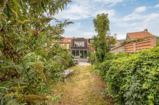 <p>Instapklare burgerwoning aan het Hagelkruispark.<br />Op wandelafstand van winkels, scholen en openbaar vervoer en vlot bereikbaar via autostrade.<br />Indeling: inkomhal met doorgang naar ruime (fietsen)berging, gastentoilet, volledig ingerichte woonkeuken met alle toestellen en tijdloos design, ruime leefkamer op keramisch parket, via grote schuifdeur naar diepe tuin met terras; V1: luxe-badkamer (D+B) en tweede toilet, hoofdslaapkamer, dressing/bureau; V2: 2 volwaardige slaapkamers.<br />Extra's: <br />- DOORDACHTE TOTAALRENOVATIE VANAF 2014 <br />- EPC "B" (geïsoleerde daken, muren, condensatieketel, vloerverwarming, zonnescreens,...)<br />- goedgekeurde elektriciteit<br />- toplocatie, overal vlakbij!</p><p>Info/bezoek: 03/283 83 00 - noord@sinjoor.be</p>