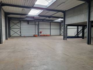 Dit recent bedrijfsgebouw met 540m² magazijnruimte beschikt over twee mooie kantoorruimtes (totaal 85m²) en sanitair. Het pand is gelegen op...