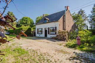 In de Lauwsestraat te Aalbeke, een charmante en groene deelgemeente van de bruisende stad Kortrijk, bieden we deze woning/bouwgrond te koop aan. De ligging is ideaal voor wie houdt van een vlotte bereikbaarheid, want u woont hier op een boogscheut van het levendige centrum van Kortrijk en omliggende gemeenten zoals Lauwe, Marke en Rollegem. Dankzij de onmiddellijke nabijheid van het knooppunt Aalbeke met de E17 en E403 bent u bovendien in een mum van tijd in grote centra zoals Rijsel, Brugge of Gent. Het perceel is een unieke kans voor wie op zoek is naar ademruimte en privacy. Gelegen in de Lauwsestraat, pal aan de ingang van het prachtige Preshoekbos, woont u hier midden in het groen met weinig omliggende buren. Op het terrein bevindt zich momenteel een bestaande woning die een zeer grondige renovatie nodig heeft, maar u kunt hier evengoed kiezen voor een volledig nieuwe start.Benieuwd naar meer? Contacteer dan Valentine Duquesne op het nummer 0493/25 32 62 voor meer informatie of om een bezoek ter plaatse te plannen.Dit pand is onderworpen aan de renovatieverplichting van de Vlaamse overheid voor residentiële gebouwen (behoudens bij sloop binnen 5 jaar na de aankoop). Consulteer voor meer informatie de website van het Vlaams Energie- en Klimaatagentschap via https://www.vlaanderen.be/een-woning-kopen/renovatieverplichting-voor-residentiele-gebouwenBestuursmaatregelen in het maatregelenregister: nee