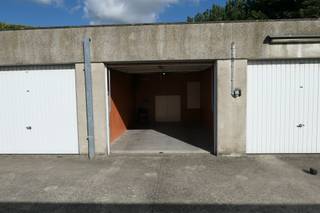 Garage box fermé à quelques pas du Ringlaan et du centre de Wenduine. Taille du garage : 5m40x 3m06. Pas de charges communes supplémentaires...