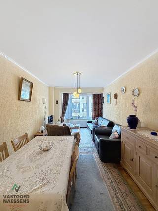 Dit gezellige 1 slaapkamer appartement is gelegen op de derde verdieping van de kleinschalige residentie Marie-Christine. Het appartement vereist enkele opfriswerken maar kan perfect dienst doen voor verschillende doeleinden. Bij het betreden komt u in de nachthall vanwaar er toegang is tot de woonkamer, afzonderlijke keuken, badkamer met douche en toilet en de ruime slaapkamer. Achteraan het appartement vindt u nog een overdekt terras terug. Het appartement wordt gemeubeld verkocht. U vindt er alles op wandelafstand: restaurants, winkels,...