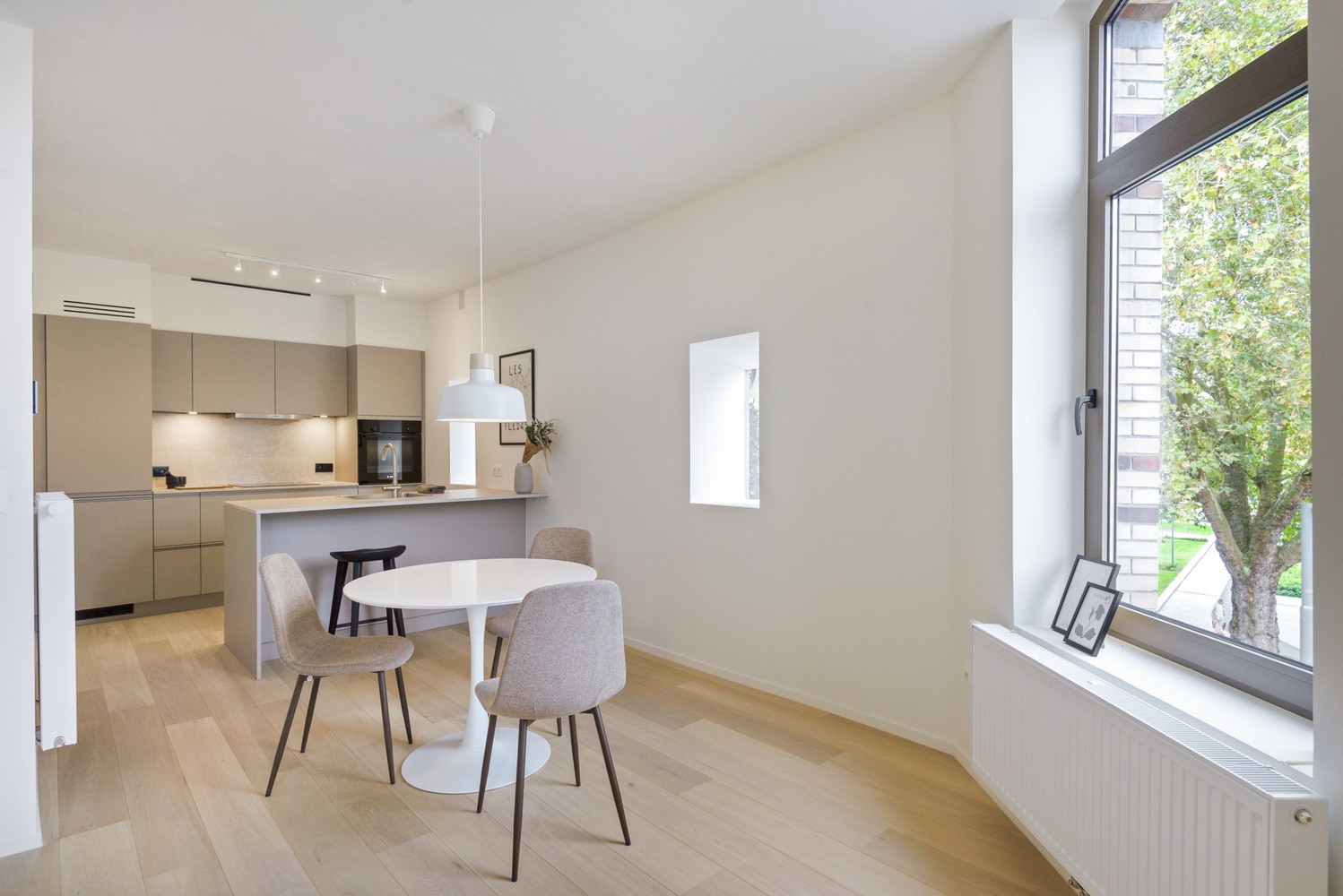 Gerenoveerd appartement met 2 ruime slaapkamers in historisch gebouw - foto 5
