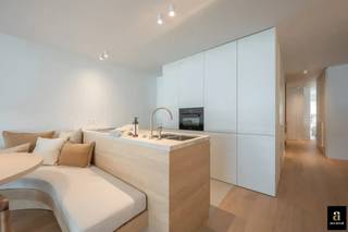 <p>Op een uitstekende ligging, vlak bij het strand, de Zeedijk en het bruisende centrum, bevindt zich dit stijlvol appartement in een mooie residentie met aangenaam zicht op het Roze Plein.</p>
<p>De lichtrijke leefruimte geniet van een open en aangename indeling, met voldoende plaats voor een ruime zithoek en eetruimte. De open keuken sluit mooi aan en vormt een uitnodigende centrale plek in het appartement.</p>
<p>Verder beschikt het appartement over twee volwaardige slaapkamers, elk met een ensuite badkamer, wat zorgt voor optimaal comfort en privacy. Dankzij de centrale ligging woont u hier op wandelafstand van de zee, gezellige handelszaken, restaurants en alle voorzieningen die Knokke te bieden heeft.</p>
<p>Een aangenaam en verzorgd appartement op een uitstekende locatie, ideaal als tweede verblijf of vaste woonst.</p>
