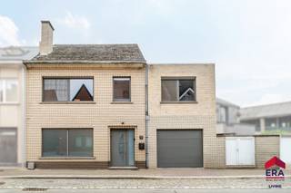 <strong>Ben je op zoek naar een centraal gelegen instapklare woning met 3 slaapkamers of meer, garage en tuin? Gevonden!</strong><br />Deze verzorgde woning combineert een praktische indeling met heel wat comfort en een uitstekende bereikbaarheid. Scholen, winkels, het station, openbaar vervoer en invalswegen bevinden zich allemaal in de nabije omgeving. De keuken werd in 2020 volledig vernieuwd en uitgerust met kwalitatieve Miele-toestellen. Ook de conforme elektrische installatie tot 2035, de dakisolatie, betonnen gewelven, Viessmann-cv-ketel, waterverzachter en elektrische rolluiken op de verdieping vormen sterke troeven.<br /><br />Op het gelijkvloers kom je binnen via de inkomhal met gastentoilet, die toegang geeft tot de gezellige woonkamer met houtkachel en eetplaats. Aansluitend bevindt zich de volledig uitgeruste keuken waaronder een vaatwasser, combi-oven en een extra grote koelkast. De inpandige garage beschikt over een automatische poort en een praktische kelder. Rechts van de woning is er bovendien een handige doorgang voor fietsen en vuilnisbakken, met extra plaats voor stockage en rechtstreekse toegang tot de tuin. De aangelegde tuin met overdekt terras biedt een aangename plek om in alle rust te genieten.<br />De eerste verdieping omvat drie ruime slaapkamers, een badkamer met douche en ligbad en een praktische berging. In deze berging kan een vaste trap worden geplaatst naar de ruime zolder, die momenteel bereikbaar is via een zolderluik en nog kan worden ingericht als extra slaapkamer of hobbyruimte.<br /><br />Ben je op zoek naar een instapklare en ruime woning met uitbreidingsmogelijkheden op een centrale locatie? Contacteer ons dan snel en plan jouw bezoek!