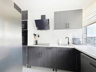 <p>Vous recherchez un appartement spacieux et lumineux bénéficiant d'un excellent emplacement ? Alors cet appartement partiellement rénové de 74 m², situé Square Pierre Hauwaerts 26 à Evere, est fait pour vous.<span></span></p>
<p>Situé au 2ᵉ étage d'une résidence bien entretenue avec ascenseur, il bénéficie d'un environnement calme dans une rue en cul-de-sac, idéale pour les familles ou toute personne recherchant la tranquillité, tout en restant à proximité de toutes les commodités.</p>
<p>Le séjour, baigné de lumière naturelle, s'ouvre sur une terrasse à l'avant. À l'arrière, un balcon vous permet de profiter d'un agréable espace extérieur en toute quiétude. Les résidents bénéficient également d'un jardin commun, un véritable atout pour profiter d'un espace vert en toute convivialité.</p>
<p>Une cave privative offre un espace de rangement supplémentaire. Bien qu'il ne dispose pas d'un emplacement de parking privé, le stationnement est aisé dans la rue.</p>
<p>L'emplacement constitue un véritable atout. Vous trouverez à quelques pas le Colruyt, les commerces de la Chaussée de Haecht, des écoles, les transports en commun ainsi que toutes les commodités du quotidien. De plus, le centre de Bruxelles et les principaux axes routiers sont facilement accessibles.</p>
<h3>Les atouts</h3>
<p>✔ 2ᵉ étage avec ascenseur<br />✔ Terrasse à l'avant et balcon à l'arrière<br />✔ Rue calme, en cul-de-sac et adaptée aux familles<br />✔ Jardin commun<br />✔ Cave privative<br />✔ Stationnement facile dans la rue<br />✔ À proximité des commerces, des écoles et des transports en commun</p>
<p>Vous recherchez un appartement confortable offrant un beau potentiel dans un quartier calme et central d'Evere ?</p>
<p>Contactez-nous dès aujourd'hui pour organiser une visite et découvrir tout le potentiel de ce bel appartement.</p>
