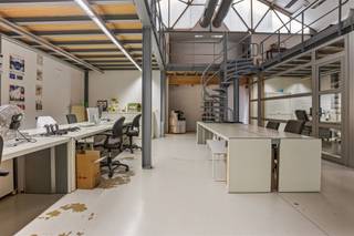 Ce bureau bénéficie d'un emplacement stratégique au centre de Kortenberg. La configuration est la suivante : à l'avant se trouvent deux bureaux, un...