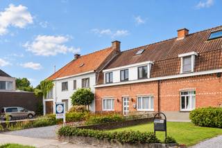 <strong>Ligging</strong><br /><br />Rustig gelegen in de Brouwerijstraat te Kruishoutem, geniet deze woning van een vlotte bereikbaarheid en een centrale ligging op <strong>wandelafstand van het centrum</strong>.<br /><br /><strong>Indeling<br /><br /></strong>De woning omvat een uitnodigende inkomhal met gastentoilet, een sfeervolle woonkamer met gashaard, een praktische keuken met toegang tot de buitenruimte en een afzonderlijke eetruimte met gezellige zithoek. Een bergruimte vervolledigt het gelijkvloers. De bovenverdieping beschikt over drie slaapkamers en een badkamer met lavabo en ligbad.<br /><br /><strong>Troeven<br /><br /></strong>* Rustige en residentiële ligging<br />* Privatieve parking<br />* <strong>Ruime, diepe tuin met prachtig open uitzicht<br /></strong>* Mogelijkheid tot een <strong>vierde slaapkamer</strong> op de zolderverdieping<br /><br />Voor inlichtingen en/of bezoek, bel Guillaume Delbecque <strong>0472 25 70 76<br /><br /></strong>EPC-label F – renovatieverplichting: de koper is verplicht de woning binnen 6 jaar na aankoop te renoveren tot minimaal EPC-label D.<strong><br /></strong>