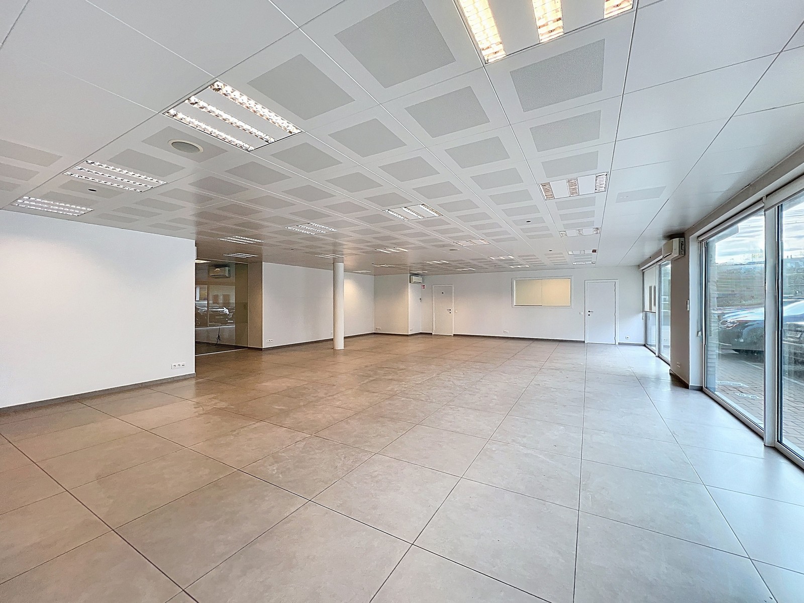 Volledig instapklare LICHTRIJKE commerciële ruimte ± 185m² (kantoor, diensten, vrije beroepen,...) in het CENTRUM! - foto 4