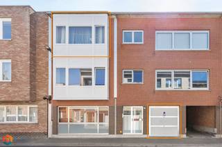 Op een aangename, rustige locatie in Duffel vindt u dit gerenoveerde appartement met 2 slaapkamers. Het maakt deel uit van een kleinschalig en verzorgd gebouw vlak bij het centrum van Duffel, met winkels, scholen en openbaar vervoer binnen handbereik.<br /><br />We betreden het appartement op de tweede verdieping via een inkomhal met gastentoilet en berging. De lichtrijke leefruimte biedt plaats voor een gezellige zithoek en eetplaats met aangrenzend de keuken, uitgerust met kwalitatieve toestellen. Via de hal bereiken we de badkamer met de aansluiting voor de wasmachine, een dubbele lavabo en inloopdouche. Verder beschikt het appartement over 1 ruime slaapkamer en 1 kinderkamer waarlangs we het terras bereiken. <br />De garage dient verplicht te worden aangekocht voor €20 000. <br /><br />Dit is een uitstekende opportuniteit als u op zoek bent naar een charmant, gerenoveerd appartement met 2 slaapkamers te Duffel. Contacteer ons voor meer informatie op 0479 13 63 69 of via info@boonstravastgoed.be.<br /><br />Bijzonderheden :<br />- Lichtrijk<br />- 2 slaapkamers<br />- Recent gerenoveerd