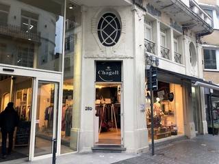 Zeer commercieel gelegen winkel in het commercieel centrum van Oostende, goed straatimpact met ruime étalages, hoekpand James Ensorgaanderij, 70...