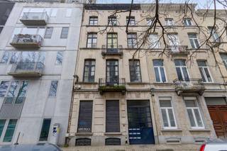 Ideal Investment - Classic Yield House in Quiet Neighbourhood Discover this unique offer! Situated just 500 metres from the North Station, this classic yield house offers a perfect combination of central location and quiet atmosphere. A beautiful park overlooks the property, adding to the relaxed living environment.
This property consists of six units: five comfortable apartments (ranging from 40 sqm to 104 sqm) and an unused space of 88 sqm. This unused space offers an excellent opportunity to increase your return. With a current rental income of no less than €3,455 per month, excluding indexation and future income from the vacant space, this is an excellent investment!
In addition, you will enjoy the benefits of nearby schools, childcare and shops, all within walking distance. This makes the location particularly attractive to both tenants and owners.
Don't miss this opportunity to invest in a property with great potential! Contact us soon for more information and a Saturday viewing. Your dream investment awaits you!