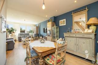 <h1><span>Vrijstaande woning met ruime westgerichte tuin</span></h1><p><span>Deze vrijstaande woning in de </span><span>Haachtstraat te Veltem-Beisem (Herent)</span><span> geniet van een uitstekende ligging nabij het centrum, scholen, winkels en sportfaciliteiten.</span></p><p><span>De woning werd gebouwd in 1948 en doorheen de jaren goed onderhouden en opgefrist. Ze beschikt over een aangename leefruimte met volledig geïnstalleerde keuken, een tweede leefruimte, badkamer en apart toilet op het gelijkvloers. Op de verdieping bevinden zich een ruime masterbedroom, een tweede kamer die kan dienen als slaapkamer of bureau en een derde slaapkamer die bereikbaar is via een vaste trap.</span></p><p><span>De woning biedt een </span><span>solide basis met nog verdere afwerkingsmogelijkheden</span><span>. Het dak van zowel de woning als de aanbouw werd reeds volledig vernieuwd. Ook de gevel wordt nog volledig opnieuw ingevoegd.</span></p><p><span>Met een </span><span>EPC-label E</span><span> is de woning onderhevig aan de renovatieplicht.</span></p><p><span>De absolute troef? De </span><span>ruime westelijk georiënteerde tuin van ca. 5 are</span><span>. Het totale perceel heeft een oppervlakte van maar liefst </span><span>7a 81ca</span><span>.</span></p><p><span>Een extra handigheid is de oprit langs de zijkant van de woning en de garage. </span></p><p><span>Voor extra opbergruimte is er ook nog een kelder aanwezig.</span></p><p><span>Een vrijstaande woning met potentieel, op een gunstige locatie en met een heerlijke tuin!</span></p><p><span>Wens je een bezoek ter plaatse? Neem vandaag nog contact met ons op via 016 15 31 15 of info@immolivit.be</span></p>
