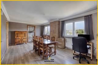 <strong>Immo Van Middelem biedt deze deels op te frissen, goed gelegen 3-gevelwoning aan met 3 ruime slaapkamers, een bureau/polyvalente ruimte, staanplaats en een zonnige tuin nabij het centrum van het St.-Katherina-Lombeek (Ternat).<br /></strong><br />De woning bevindt zich op een perceel van +/-1a33ca. De tuin van +/-4a75ca is eigendom van de NMBS, maar mag gebruikt worden op basis van een bezettingsovereenkomst van onbepaalde duur.<br /><br />Gunstige locatie met het treinstation van Ternat, winkels, scholen, sportfaciliteiten en cultuurcentrum ‘De Ploter’ op wandel- of fietsafstand. De oprit naar de E40 bevindt zich op slechts 1 km, wat zorgt voor een vlotte verbinding.<br />Recht tegenover de woning is het mogelijk om een dubbele garage te huren aan 150 €/maand.<br /><br />De indeling is als volgt:<br />- GELIJKVLOERS: inkomhal met WC, lichtrijke leefruimte (salon en eetplaats) met aansluitende keuken die uitgeeft op het terras en de tuin;<br />- 1e VERDIEPING: nachthal, 3 ruime slaapkamers, een bureau/polyvalente ruimte (doorgangskamer), badkamer met douche in bad en een WC;<br />- KELDER: volledig onderkelderd met atelier, wasplaats en extra WC;<br /><br />EPC: 230kWh/m² – Label C (UC: 3632355)<br />Centrale verwarming op gas (2015).<br />Nieuwe ramen sinds 2015.<br />Gevel- en dakrenovatie met dakpanplaten in 2021.<br />Vrij bij akte.