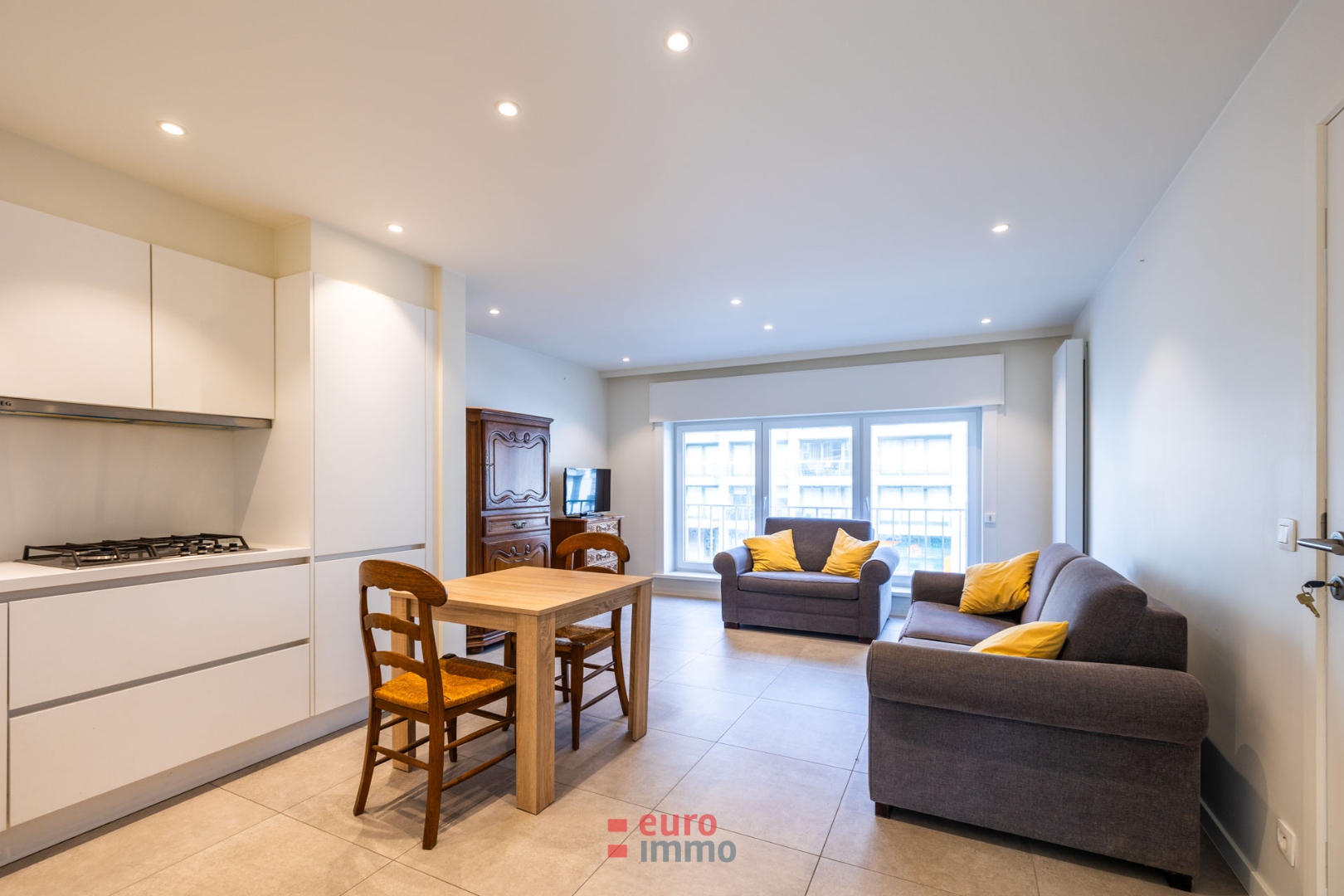 Compleet gerenoveerd appartement met 2 slaapkamers. - foto 2