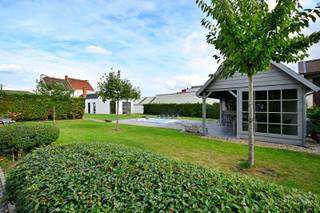 In een verkeersluwe straat te Anzegem vinden we deze ruime en charmante eigendom, waar karakter, comfort en ruimte mooi samenkomen. <strong>De gerenoveerde woning beschikt over een aangename tuin met prachtige poolhouse en swimspa, aangevuld met een bijzonder ruim bijgebouw van maar liefst 120 m²</strong>. Een eigendom met tal van mogelijkheden!<br /><br />We betreden de woning via de inkomhal, voorzien van een vestiaire en een prachtige authentieke vloer die meteen de charme van de woning benadrukt. De bijzonder ruime leefruimte bestaat uit een gezellige zithoek met ingemaakte kasten, bureel, een karaktervolle keuken met SMEG-gasfornuis en alle nodige toestellen, en een lichtrijke eetplaats met een prachtig zicht op de tuin.<br /><br />Op het gelijkvloers vinden we verder een praktische berging, een apart gastentoilet en een <strong>recente uitbouw uit 2020</strong>. Deze uitbouw omvat een badkamer met wastafel, douche en ligbad, evenals een ruime slaapkamer met ingebouwde dressing en airconditioning. Een ideale combinatie van comfort en functionaliteit.<br /><br />De bovenverdieping omvat twee ruime slaapkamers, waarvan één beschikt over een ensuite kamer die tal van mogelijkheden biedt. Via een vaste trap bereiken we de ruime zolderkamer. Deze ruimte biedt nog extra potentieel en zal nog worden voorzien van vloerisolatie. Het dak werd recent vernieuwd en beschikt over twee ruime Velux-ramen, waardoor ook hier een aangename, lichtrijke ruimte ontstaat. Daarnaast beschikt de woning nog over een praktische kelder en extra carport.<br /><br />Ook buiten heeft deze eigendom heel wat te bieden. In de ruime tuin geniet je in alle rust van het buitenleven, met als absolute troef de prachtige poolhouse met swimspa. <strong>Het ruime bijgebouw (2022) van maar liefst 120 m² </strong>is achteraan bereikbaar en biedt bovendien tal van mogelijkheden, gaande van opslag en hobbyruimte tot een atelier of professionele invulling.<br /><br />Meer info? Contacteer Els Callewaert via 0478 61 64 34 of els@immoroman.be