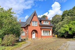 Prachtig gelegen eigendom met tal van mogelijkheden. Het geheel ligt rustig en volledig achterin, met een adembenemend vergezicht en toegang via...