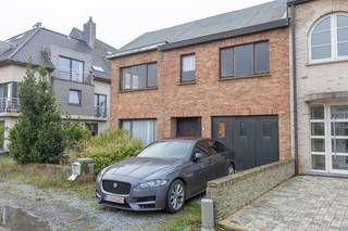  * Deze half-open bebouwing is gelegen op een prachtige locatie in Bredene. * De woning vraagt een totaal renovatie. * Indeling is als volgt:   glv:...