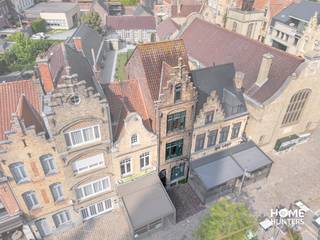 Instelprijs €199.000, elk bod boven of gelijk aan deze prijs wordt voorgelegd aan de eigenaars, die de keuze heeft om al dan niet te aanvaarden.<br /><br />Een verborgen parel in het hart van Ieper – wonen, werken én genieten op één unieke locatie<br /><br />Achter de statige gevel op het magnifieke, volledig vernieuwde Vandenpeereboomplein in Ieper schuilt een eigendom boordevol potentieel. Deze te renoveren woning is meer dan alleen een adres: het is een blanco canvas waarop u uw eigen woon- of ondernemersdroom kunt realiseren.<br /><br /><br />Historische charme &amp; toplocatie<br />Met uitzicht op de sfeervolle leet, één van Iepers mooiste historische elementen, bevindt u zich hier op wandelafstand van de Grote Markt, gezellige terrassen en lokale speciaalzaken. Het plein zelf straalt klasse en authenticiteit uit, een decor dat uw woonbeleving of commerciële activiteit extra glans geeft.<br /><br />Onbegrensde mogelijkheden<br />Dit pand biedt tal van inrichtingsopties:<br /><br />Handelspand met karakter – denk aan een stijlvolle boetiek, galerij, koffiebar of restaurant met zonnig terras aan de voorzijde.<br /><br />Charmante stadswoning – met ruimte voor meerdere slaapkamers.<br /><br />Combinatie wonen &amp; werken – ideaal voor wie zijn kantoor of praktijk aan huis wil vestigen.<br /><br />Renoveren naar uw smaak<br />De woning vraagt om renovatie, maar dat betekent vooral: u bepaalt zelf de stijl, indeling en afwerking. Van authentiek huis tot strak en modern – alles is mogelijk. Met de juiste visie creëert u hier een unieke eyecatcher die zowel qua esthetiek als ligging onovertroffen is.<br /><br />Troeven op een rij<br />*Absolute topligging in historisch centrum Ieper<br /><br />*Uitzicht op de prachtige vernieuwde leet<br /><br />*Karaktervolle gevel met uitstraling<br /><br />*Onbegrensde inrichtingsmogelijkheden<br /><br />*Ideaal voor wonen, werken of een combinatie<br /><br />Voor meer informatie of een plaatsbezoek contacteer Home Hunters via hallo@homehunters.be of op het nummer 057/377.477