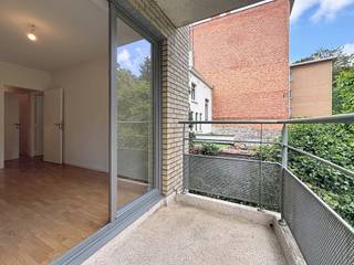 <p>IMMO STORE biedt u dit GOED GELEGEN appartement van ca. 123 m² op de 1STE VERDIEPING van een gebouw uit 2007 aan. Het appartement bestaat uit een RUIME woonkamer met AANPALEND TERRAS, een OPEN INGERICHTE keuken, inkomhal, 4 SLAAPKAMERS, een badkamer met BAD en DUBBELE LAVABO en een aparte DOUCHEKAMER. Het gebouw bevindt zich op een STEENWORP van het STATION en NABIJ ALLE FACILITEITEN. +++ EPC 'E' of 239 +++ Vraagprijs appartement: € 375.000. VERPLICHTE aankoop van 1 AUTOSTAANPLAATS aan € 17.500, waardoor de totale aankoopprijs € 392.500 bedraagt. Grijp deze unieke IMMO STORE-kans en plan vandaag nog uw bezoek! Bel ons op 02/203.03.03 of stuur een mail naar info@immo-store.be!</p>