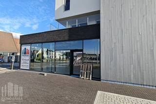 Gloednieuwe gelijksvloerse casco <strong>handels- of kantoorruimte</strong> met een oppervlakte van <strong>503 m²</strong> te huur.<br />Fantastisch gelegen langs de commerciële Torhoutsesteenweg met een vlotte bereikbaarheid met het openbaar vervoer. Geniet dankzij de talrijke raampartijen van veel natuurlijk lichtinval. In combinatie met de ligging is dit dé ideale locatie om uw bedrijf in de kijker te zetten.<br /><br />De ruimte is volledig casco en kan naar eigen wens worden ingericht, waarbij de talrijke raampartijen zorgen voor een overvloed aan natuurlijk licht. Dit, in combinatie met de toplocatie, maakt dit de ideale plek voor uw bedrijf. De ruimte is beschikbaar bij oplevering en biedt tal van mogelijkheden voor verschillende bedrijfsactiviteiten.<br />Ruime parkeermogelijkheden. Beschikbaar bij oplevering.<br />Eventueel op te splitsen in twee ruimtes.<br /><br />Contacteer <strong>PANORAMA B2B</strong> voor bijkomende (technische) inlichtingen, plannen of een vrijblijvend plaatsbezoek <strong>0479 70 70 73</strong>.