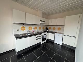 TE HUUR - Sint-Kwintens-Lennik - Appartement in een zijstraat van de markt van Lennik bestaande uit een woonkamer, ingerichte keuken, badkamer...