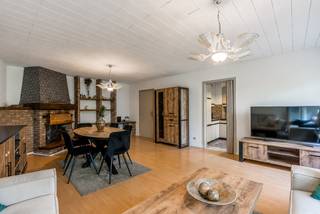 <h2><span>KIJKDAG | Kom op zaterdag 10 oktober vrijblijvend een kijkje nemen, welkom tussen 10u30 en 12u.<br /><br />Ruim en lichtrijk appartement met 2 slaapkamers op een rustige ligging</span></h2>
<p><span>Dit verzorgde appartement geniet van een aangename ligging tegenover een pleintje en combineert een praktische indeling met een comfortabel woongevoel. Dankzij de doordachte inrichting en de veelzijdige ruimtes is dit de ideale woonst voor zowel starters, gezinnen als investeerders.</span></p>
<p><span>Via de inkomhal bereik je vlot alle ruimtes van het appartement. De woning beschikt over twee volwaardige slaapkamers, een badkamer, een apart gastentoilet, een technische ruimte en een extra polyvalente kamer die volledig naar eigen behoefte kan worden ingericht. Deze ruimte leent zich perfect als bureau, dressing, hobbyruimte, speelkamer of extra berging.</span></p>
<p><span>De leefruimte vormt het hart van het appartement en biedt een aangename, open woonbeleving. De woonkamer sluit naadloos aan op de keuken, wat zorgt voor een ruimtelijk gevoel en een gezellige sfeer. Dankzij de grote raampartijen geniet de leefruimte bovendien van veel natuurlijk licht.</span></p>
<p><span>De rustige ligging tegenover een pleintje draagt bij aan het aangename wooncomfort en creëert een open uitzicht vanuit het appartement.</span></p>
<p><span>Een extra troef is de private parkeerplaats die inbegrepen is in de verkoopprijs. Zo geniet je steeds van een vaste parkeerplek vlak bij het appartement.</span></p>
<p><span>Een instapklaar appartement dat ruimte, comfort en flexibiliteit combineert op een aangename locatie. Contacteer ons voor meer informatie of een bezoek ter plaatse.</span></p>
