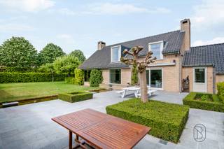 Stijlvolle villa met prachtige volgroeide tuin, in gegeerde villapark te Waregem. Welkom in deze prachtige gerenoveerde villa met...