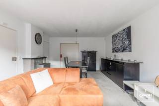 Rustig gelegen in de <strong>stationsbuurt</strong> vinden we dit <strong>te renoveren</strong> appartement met <strong>twee slaapkamers</strong>.<br /><br />Het appartement geniet van een uitstekende ligging, <strong>vlak bij het centrum van Gent</strong>, de universiteiten, station Gent-Sint-Pieters, het openbaar vervoer, campus Ledeganck, het <strong>UZ Gent</strong> en diverse <strong>invalswegen</strong>.<br /><br />Het appartement bevindt zich op de eerste verdieping en beschikt over <strong>grote raampartijen</strong> aan zowel de voor- als achterzijde, met achteraan zicht op de gemeenschappelijke tuin. De indeling omvat een inkomhal, een open woonkamer met eetplaats, een keuken met aansluitende berging, twee slaapkamers, een badkamer en een <strong>apart toilet</strong>.<br /><br />Verder beschikt het appartement over een <strong>privatieve kelderberging</strong> en een gemeenschappelijke fietsenstalling. De residentie heeft bovendien een gemeenschappelijke tuin waar alle bewoners van kunnen genieten.<br /><br />BIJZONDERHEDEN:<br />- <strong>Elektrische keuring conform</strong><br />- EPC-label B<br />- Te renoveren<br />- Vrij bij akte<br /><br />Kortom, een interessante opportuniteit voor starters of als investering!<br /><br />Voor meer informatie of een bezoek kan je contact opnemen met Theo via theo@convas.be.