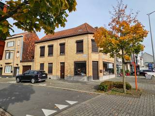 Zeer ruime hoekwoning met grote garage/werkplaats ! Op het gelijkvloers ontvangstruimte (vroegere winkelruimte) met achterliggend grote living...