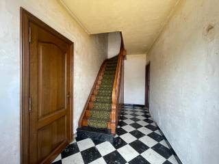 <strong>Ruime woning met 3 slaapkamers en garage te koop in Geluwe.</strong><br />Op zoek naar een gezellige woning die u nog volledig kan renoveren naar eigen smaak? Dan is dit een unieke kans.<br /><br /><strong>Indeling:</strong><br /><u>Gelijkvloers:</u> ruime inkomhal, apart toilet, leefruimte, keuken, berging, garage, tuin en tuinhuis<br /><u>1ste verdiep:</u> 3 slaapkamers en de badkamer<br /><u>Zolder:</u> extra slaapkamer mogelijk<br /><br /><strong>Troeven:</strong>
<ul><li>Rustige ligging</li><li>Veel potentieel</li><li>Mogelijkheid tot 4 slaapkamers</li><li>Ruime tuin</li><li>Garage</li></ul>
Renovatieplicht